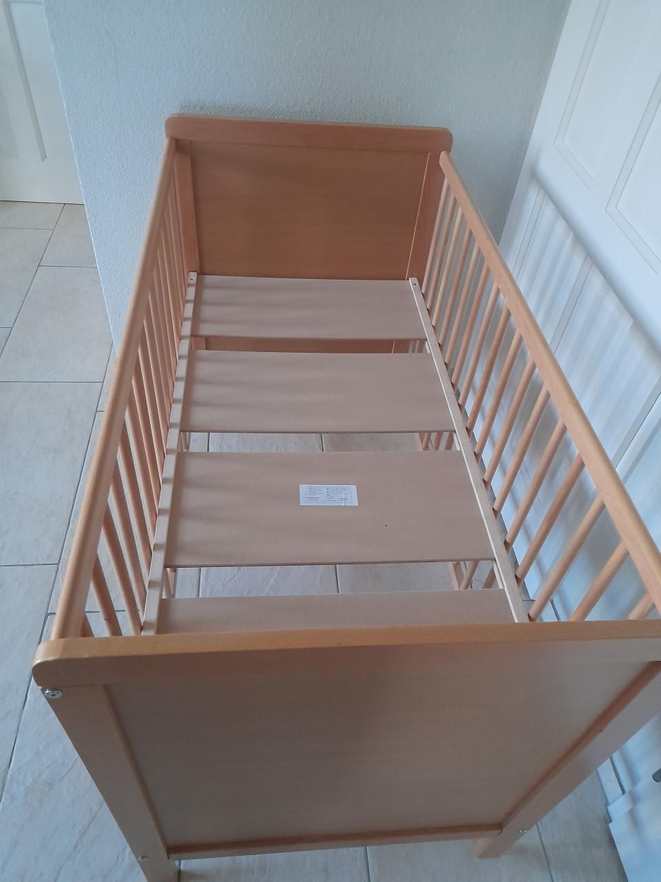 Houten ledikantje (in goede nette staat )