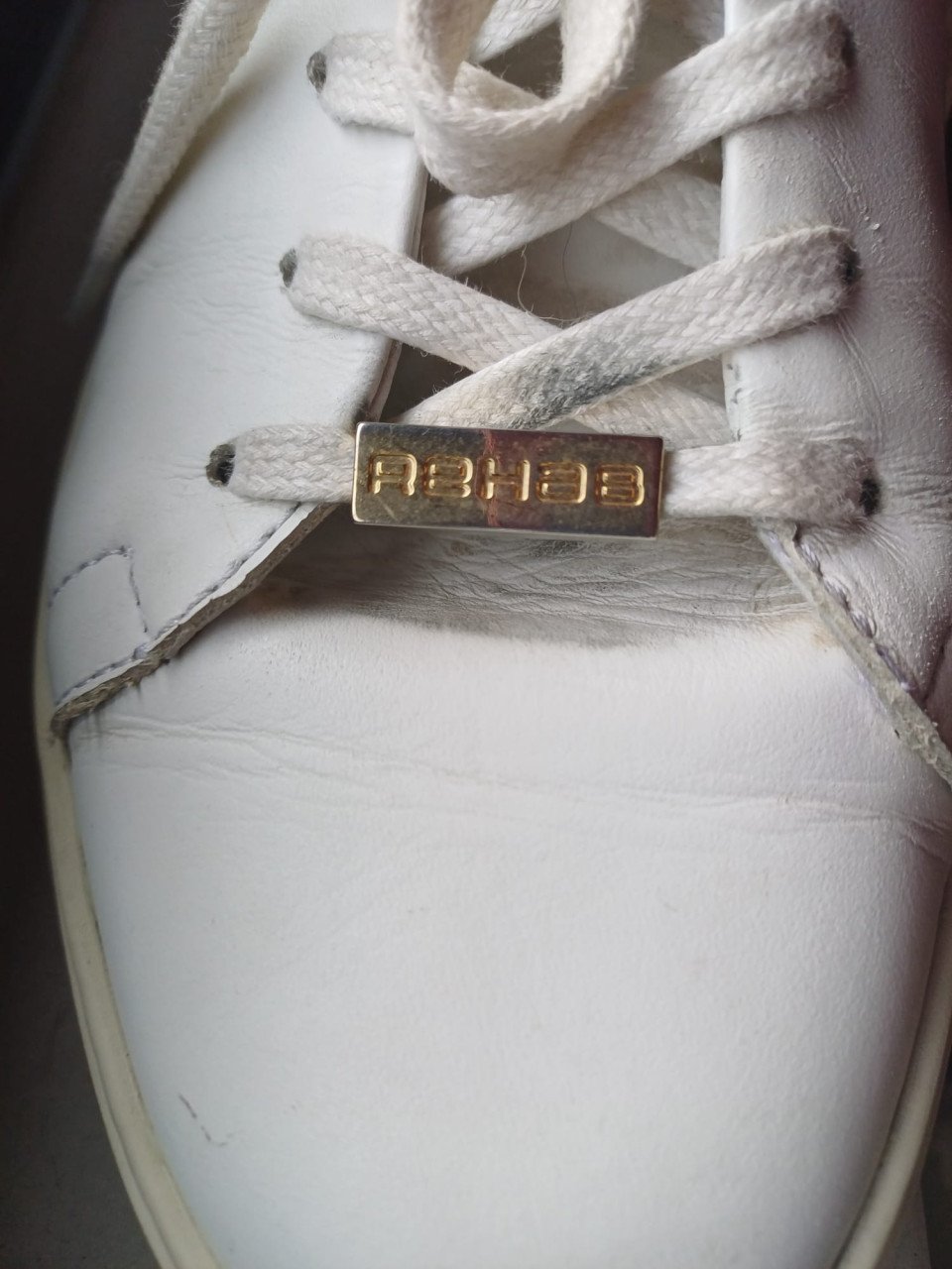 Mooie witte leren sneakers