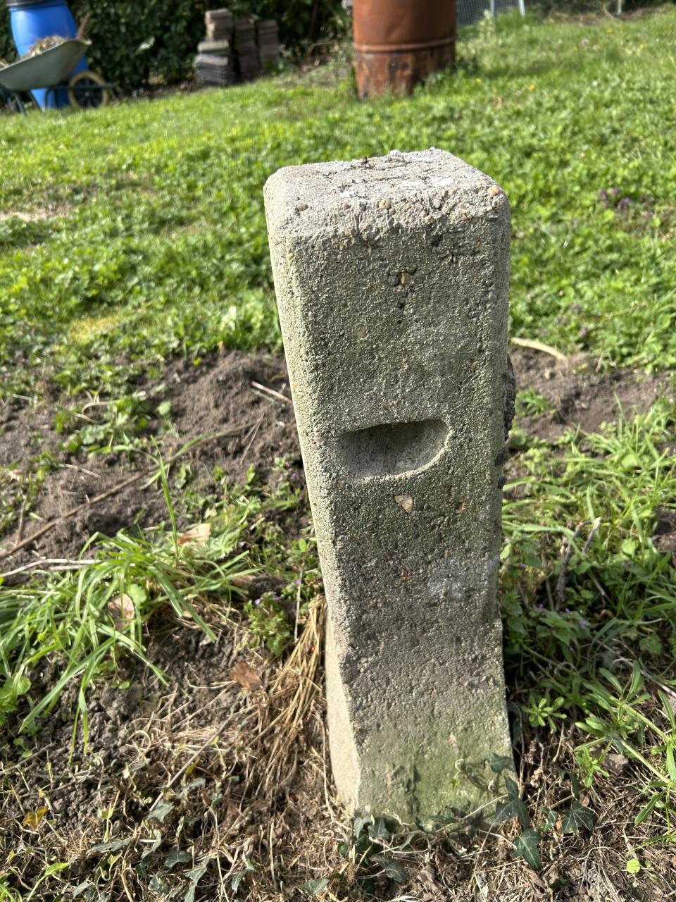 Gratis 8 betonnen poeren 60 cm hoog