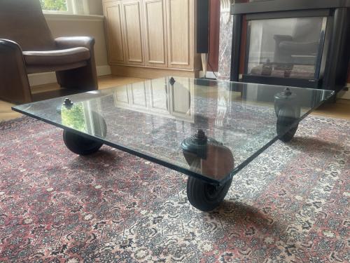 Glazen salontafel tavolo con ruote ontworpen door Gae Aulenti voor FontanaA