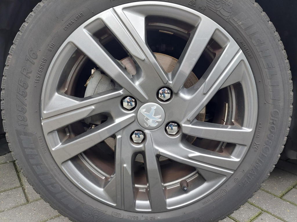 Peugeot 208 1.2 pt active pack navi/airco/lmv