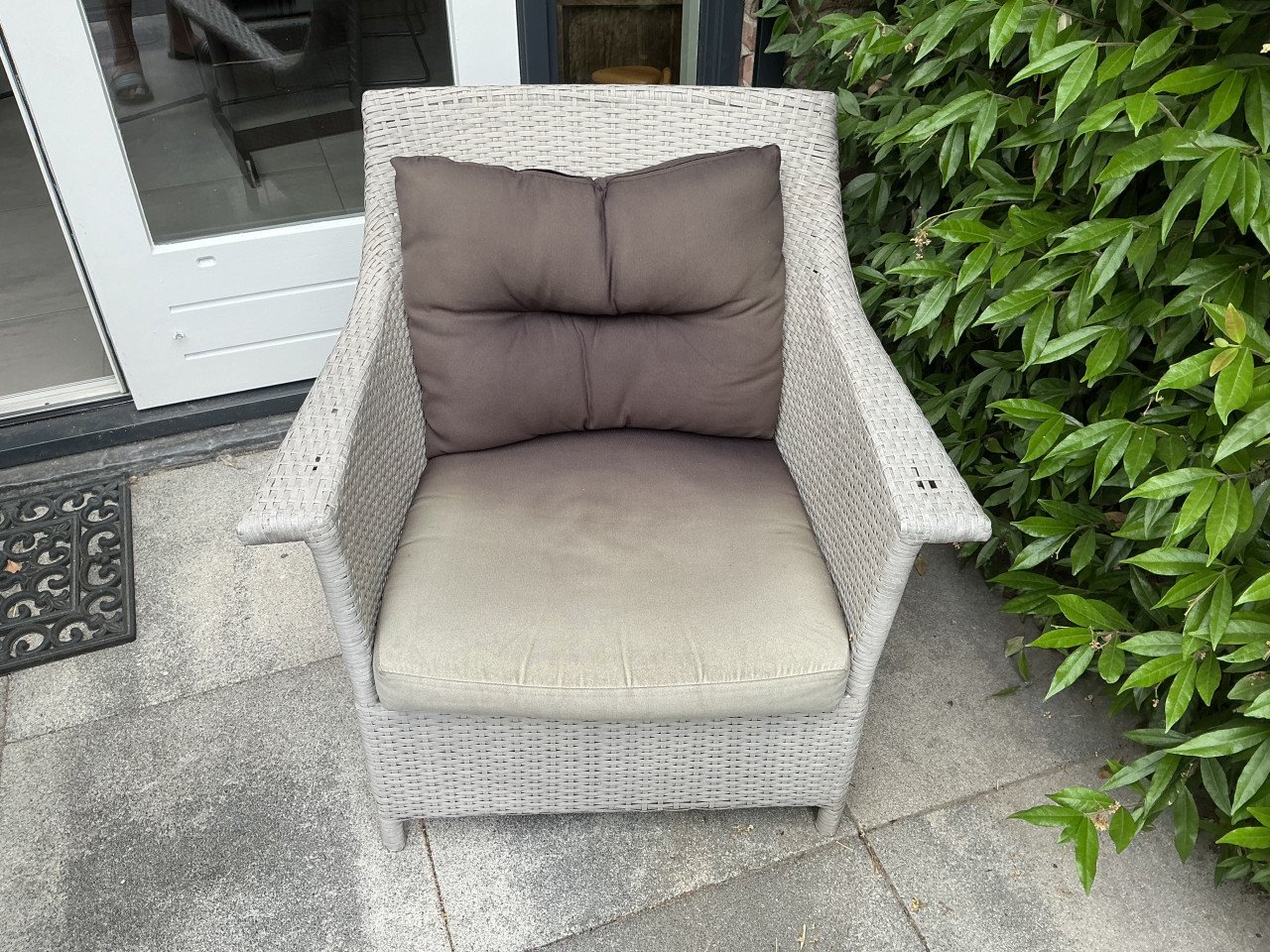 Te koop: twee tuinstoelen wicker en bijbehorende voetenbank