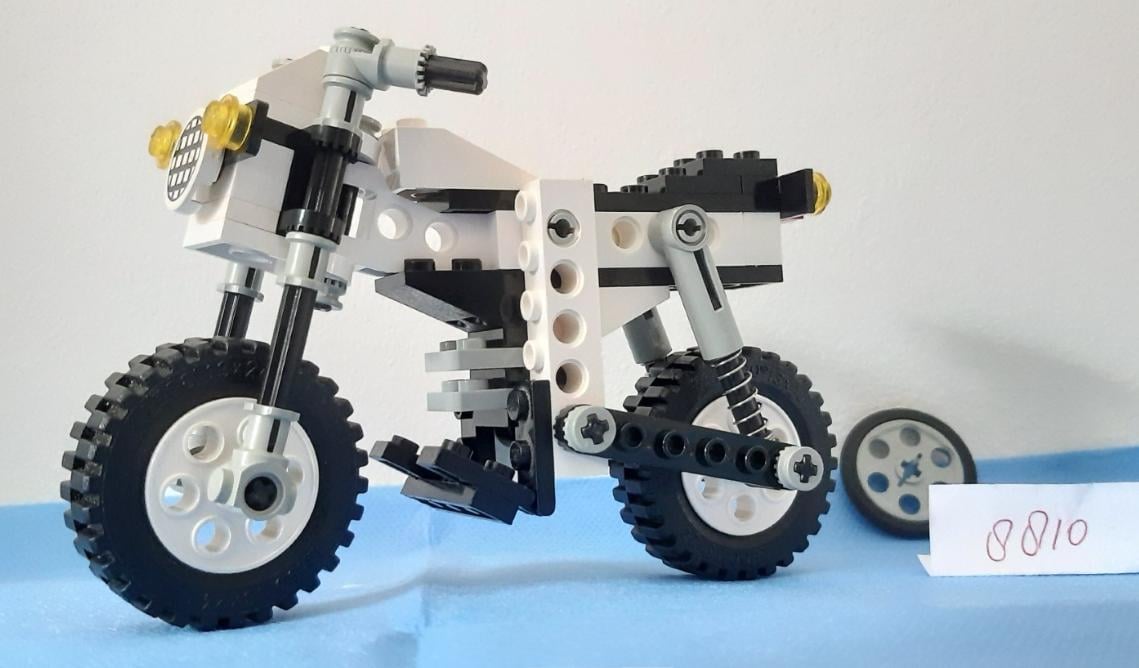 Lego Technic 8810:  Cafe Racer