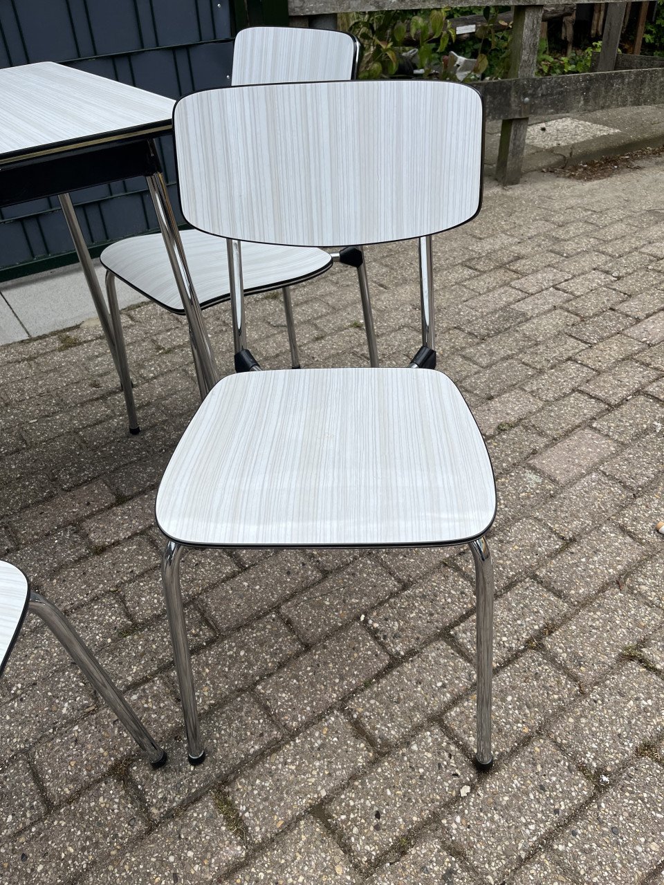 Tafel met 4 stoelen Formica en chromen poten