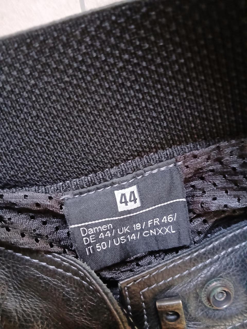 Leren damescombi compleet met helm en laarzen.