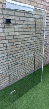 Luxe glazen douchedeur met glazenzijwand