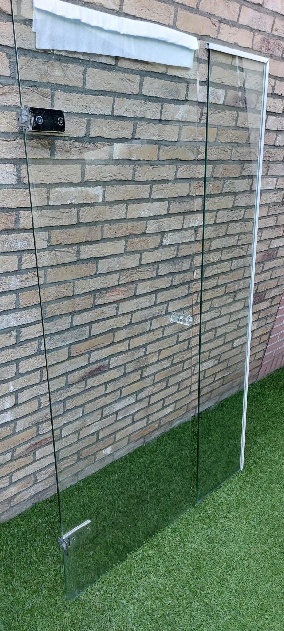Luxe glazen douchedeur met glazenzijwand