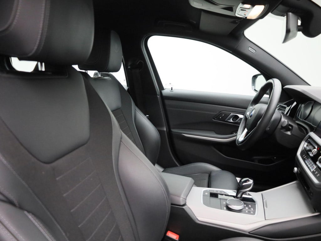 BMW 3-serie 330e | automaat | navigatie | half-leer | adaptive cruise contr