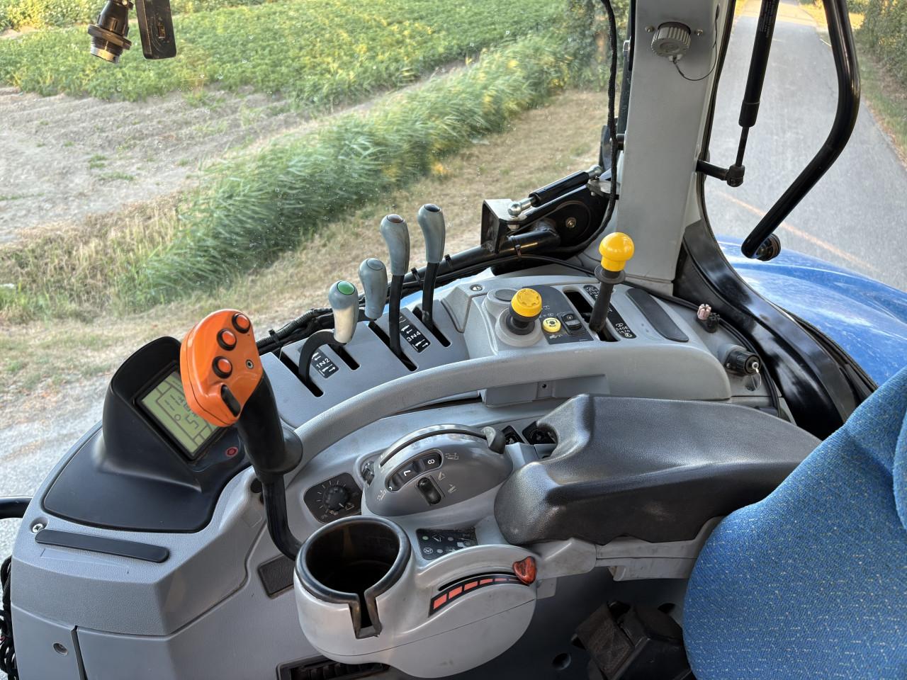 New Holland T7040