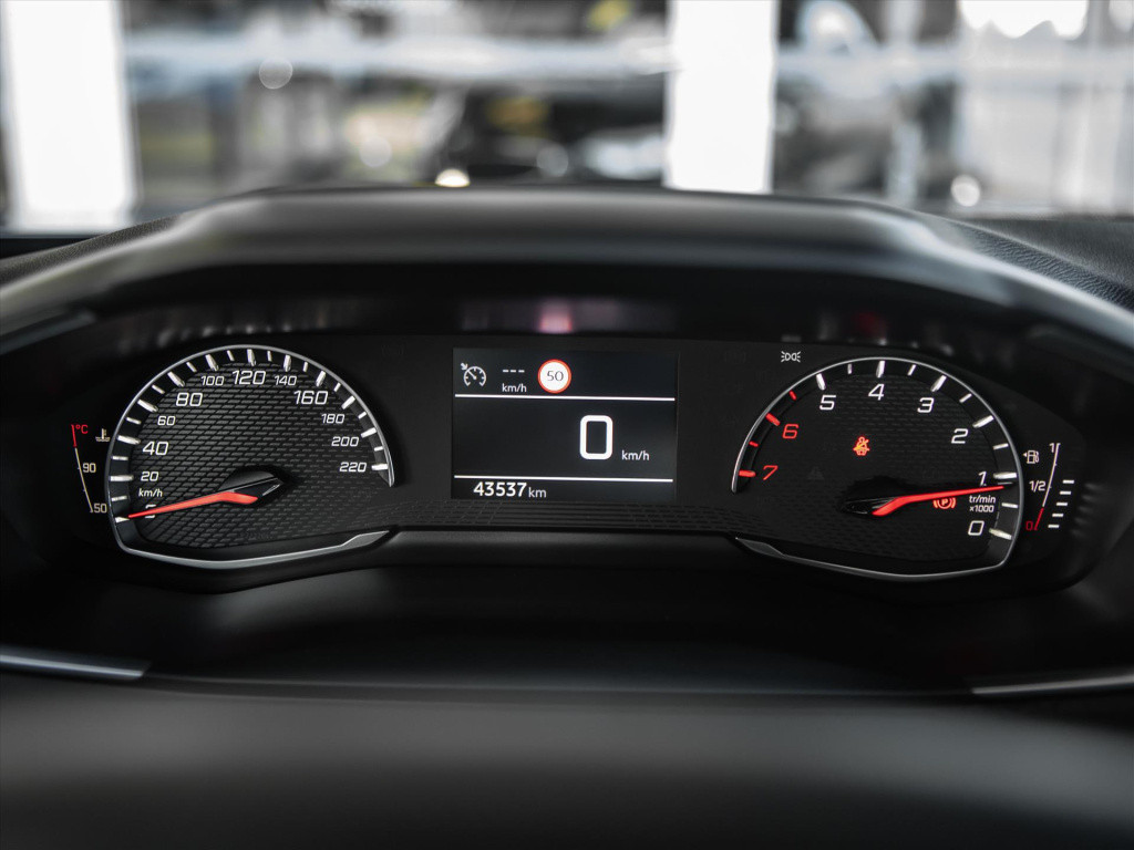 Peugeot 2008 1.2 puretech 130pk allure pack | navigatie | trekhaak | camera