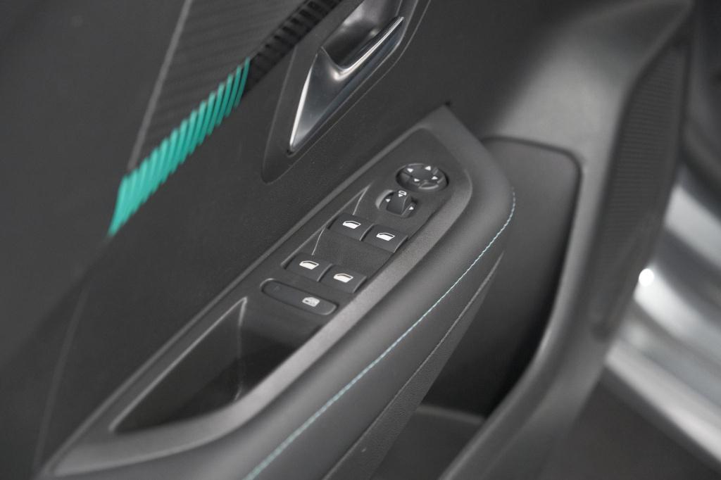 Peugeot 208 puretech 100 eat8 allure pack | camera | navigatie | apple carp