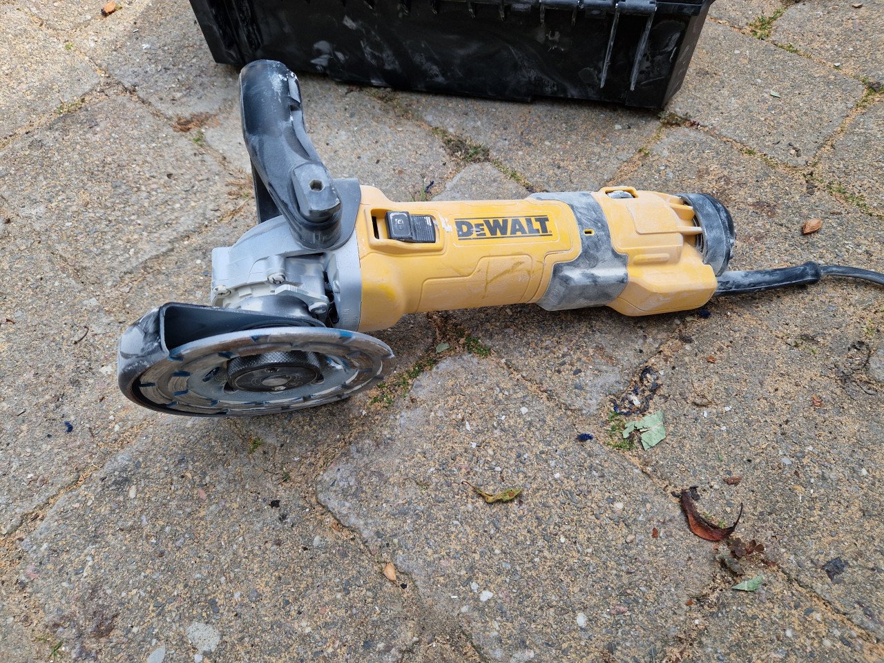 DeWALT DWE4257KT-QS 125mm betonschuurmachine 1.500W