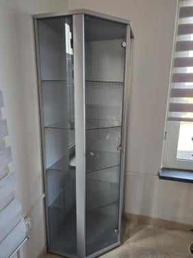 Grijszilverkleurige Vitrinekast
