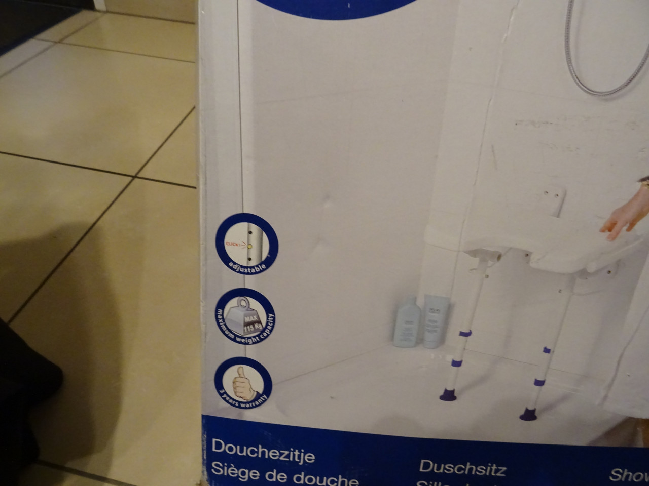 TE KOOP BADSTOELTJE VOOR AAN DE MUUR  [NIEUW ]