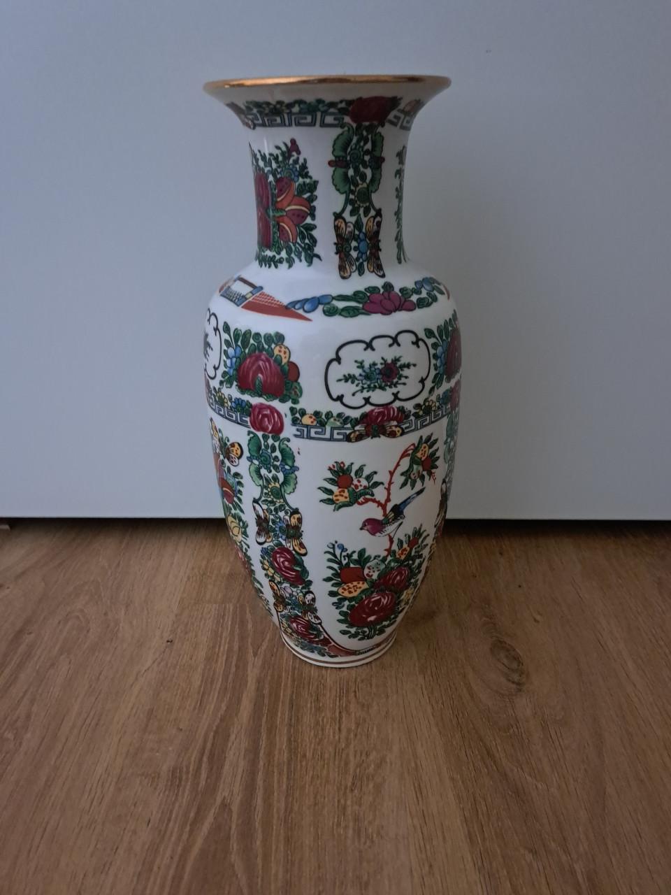 Vintage Chinese vaas met verschillende details.
