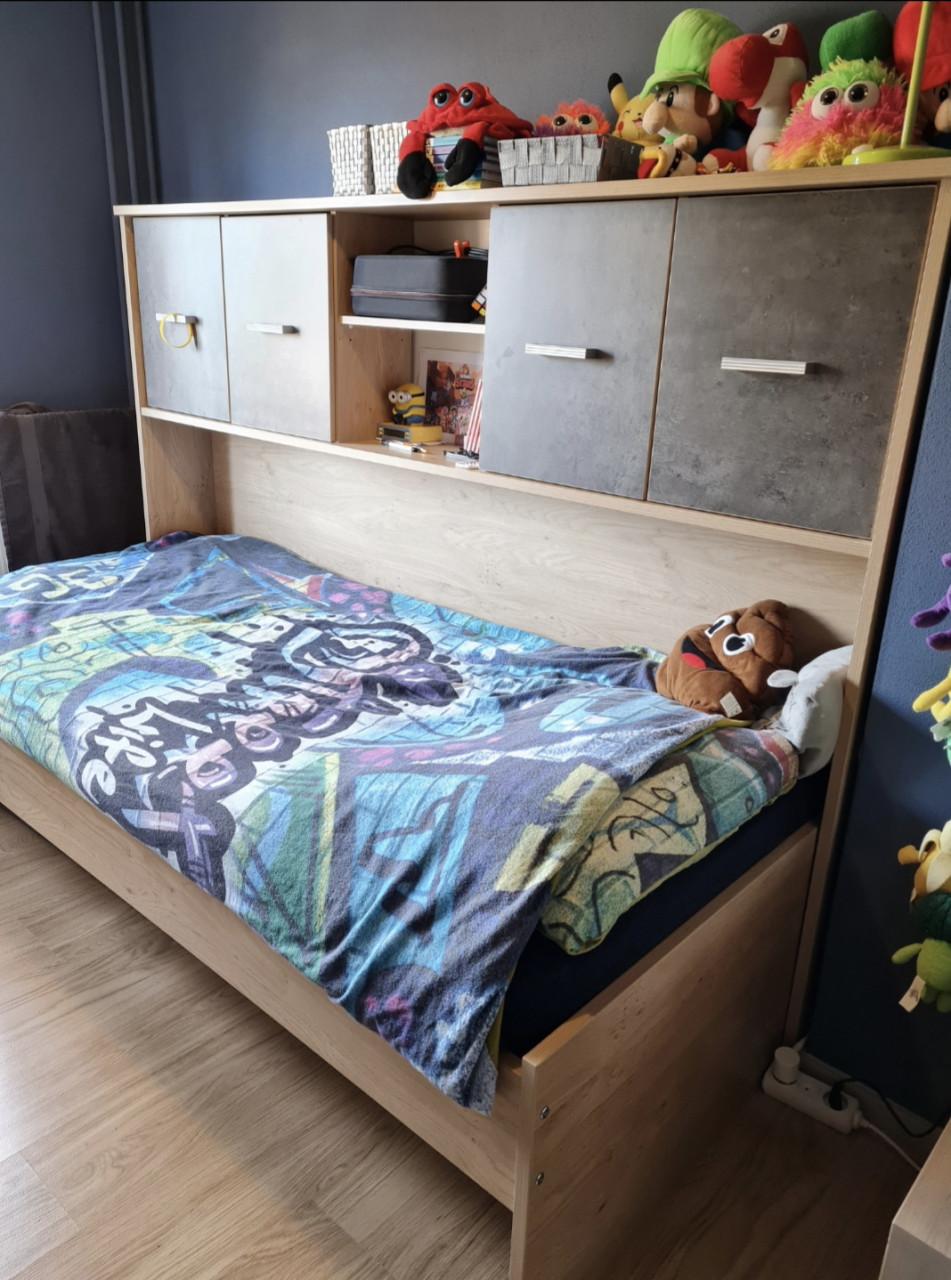 Kledingkast en bedombouw met kastjes