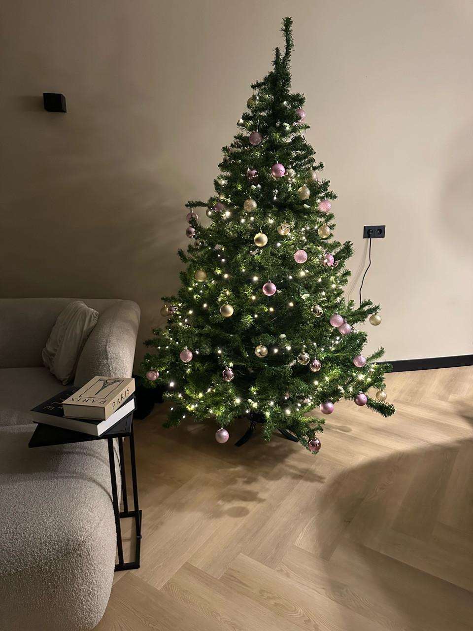 Mooie volle kerstboom 220 hoog incl lampjes en kerstballen