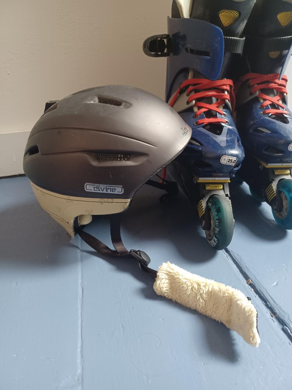 Skeelers met helm en beschermers