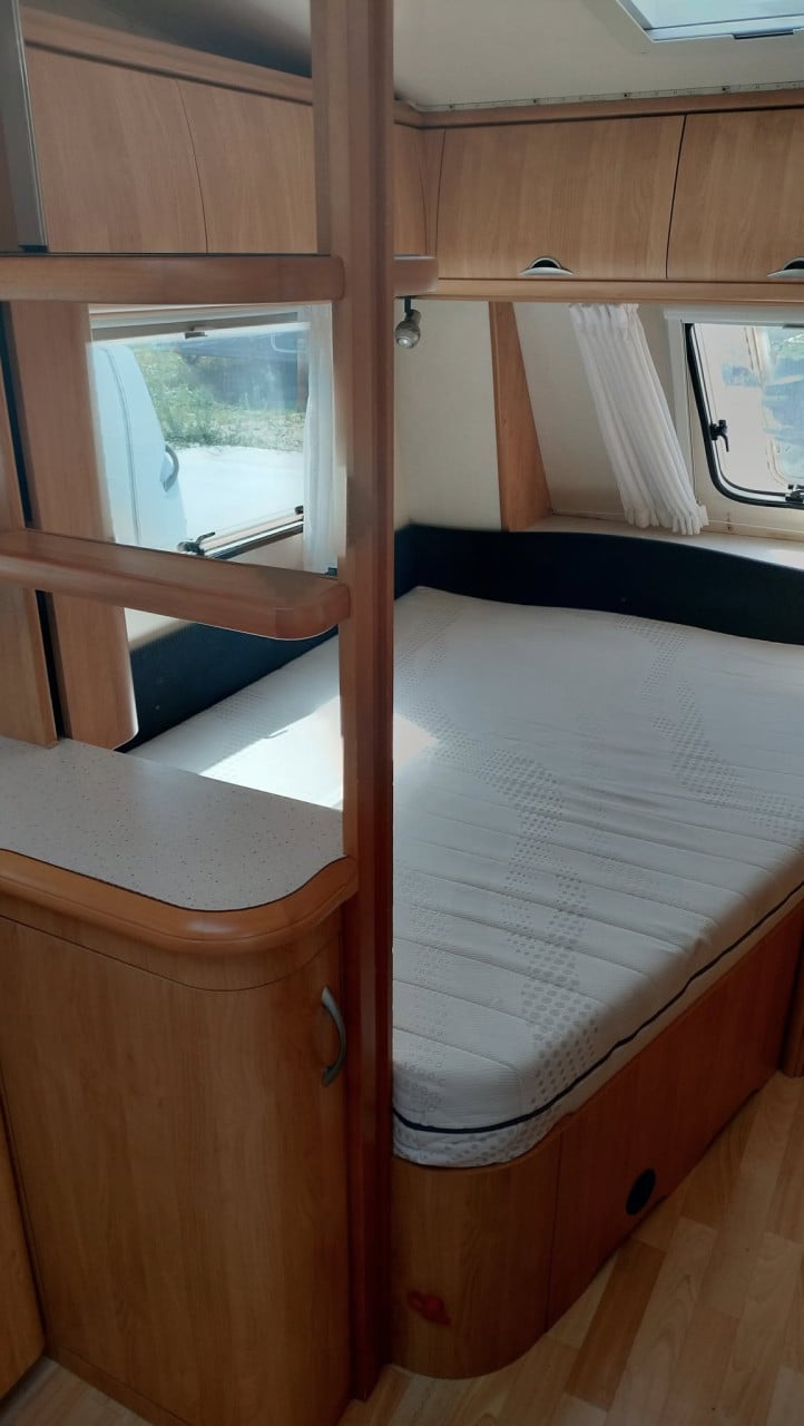 Hobby 460 (2003) met mover en voortent