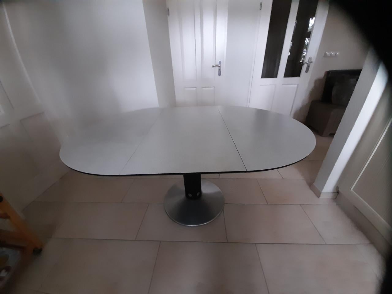 Stevige Tafel (uittrekbaar) in goede staat ! (105 rond)Tafel is uittrekbaar