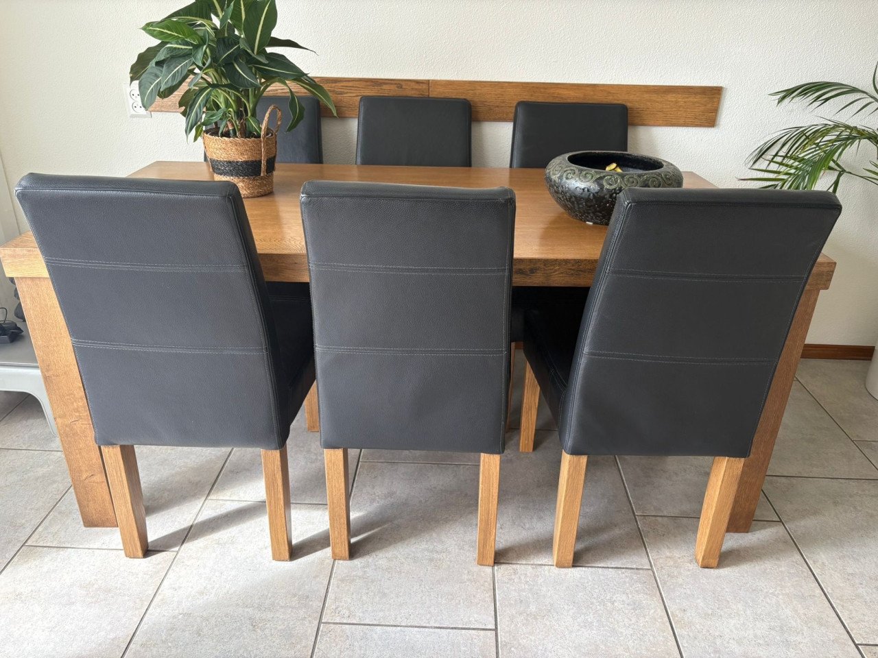 Eikenhouten tafel met stoelen