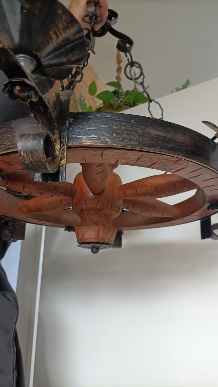 Retro hanglamp. Een houten wagenwiel, met 6 'kaarsen'.