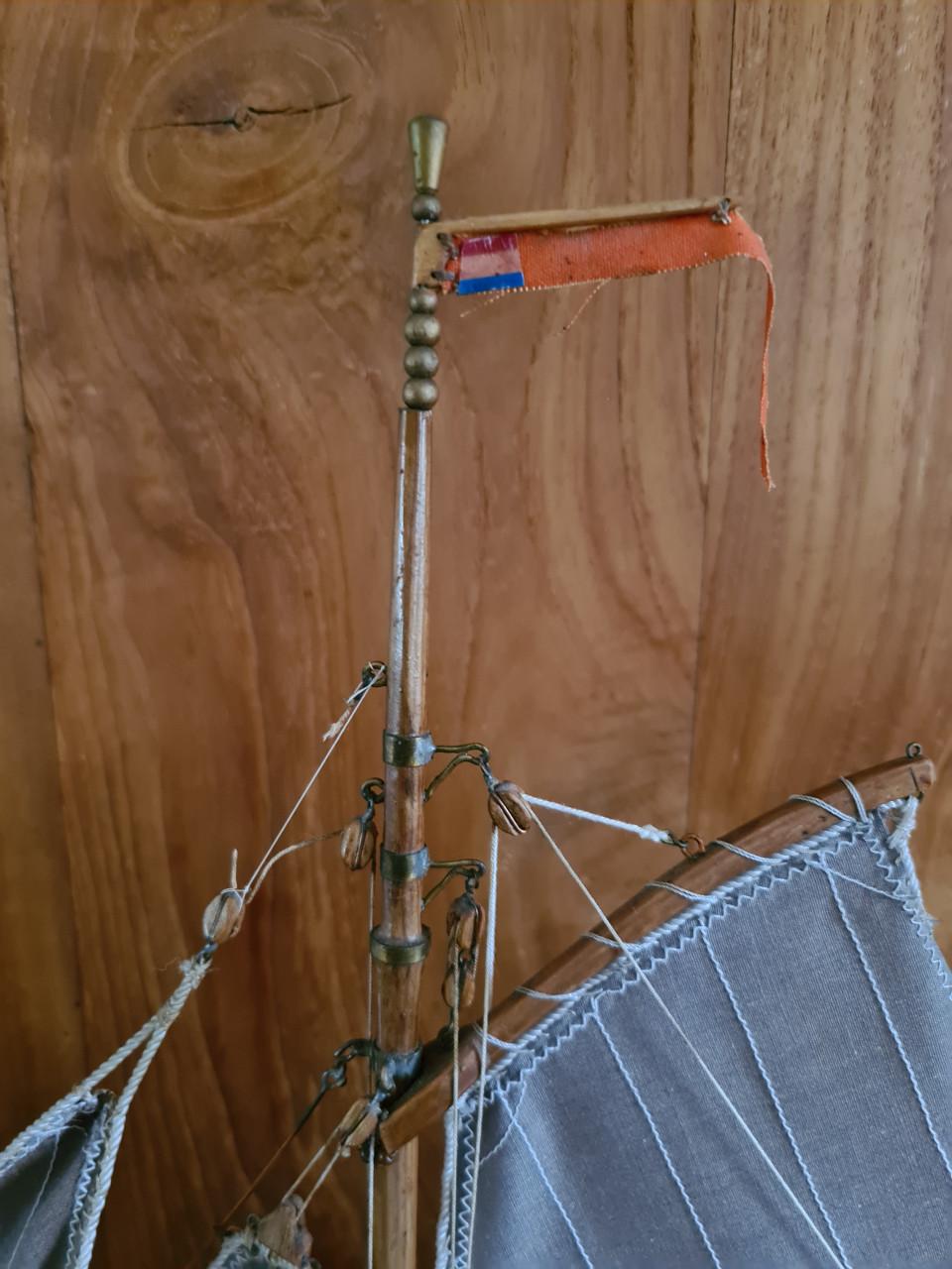 Dit is een gedetailleerd houten model van een Nederlandse Zuiderzee Botter.