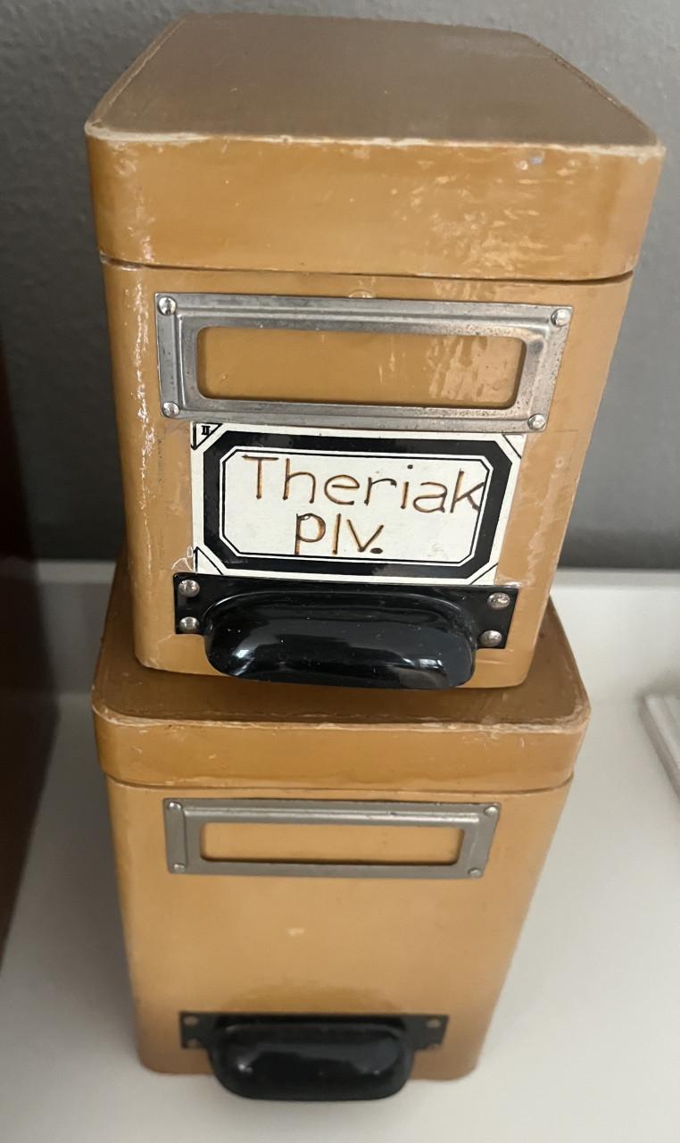 Antieke apothekers containers.