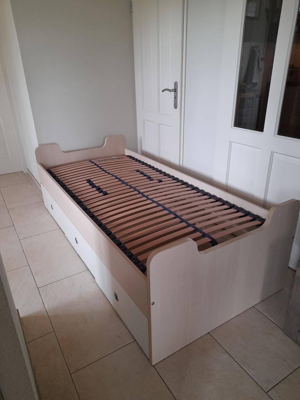1 persoons Bed met laden (in goede nette staat )