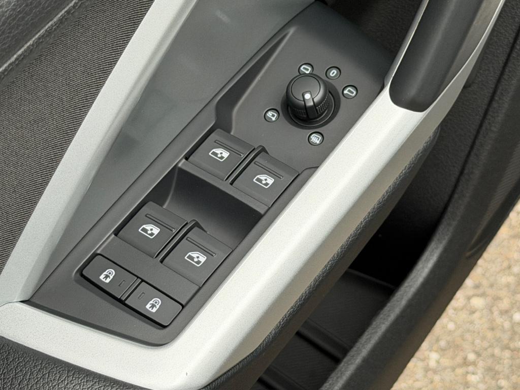 Audi Q3 35 tfsi 150pk s-tronic advanced | trekhaak | dode hoek | keyless | 