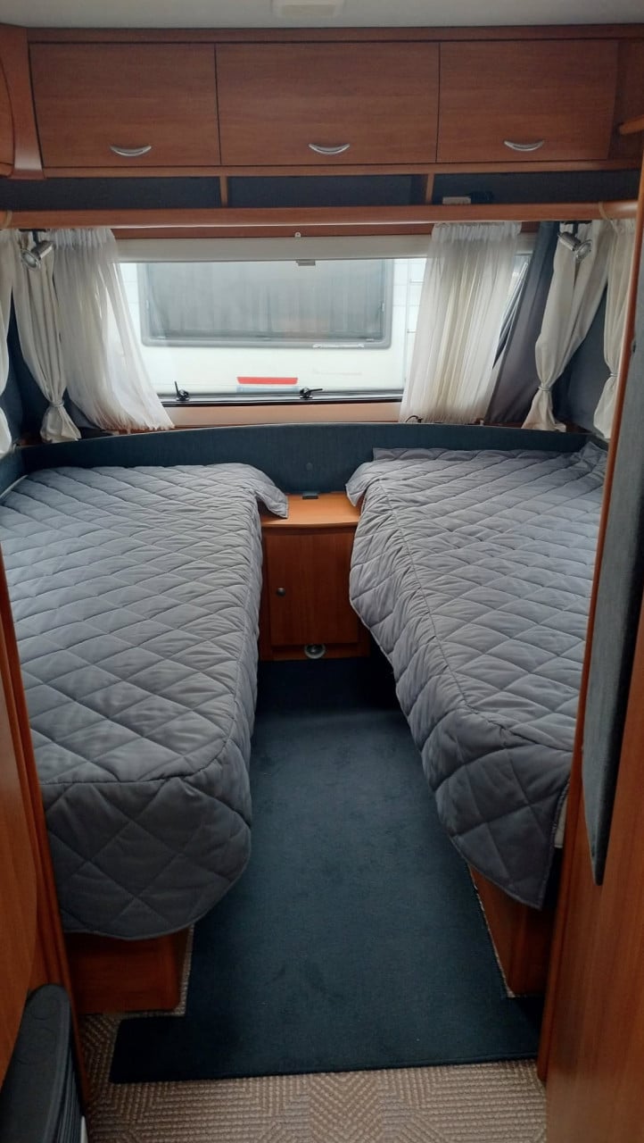 Dethleffs 540 (2009) ENKELE BEDDEN / Mover / Voortent