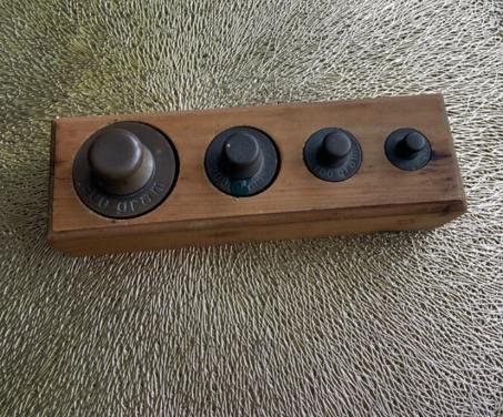 Oude gewichten in houten blok