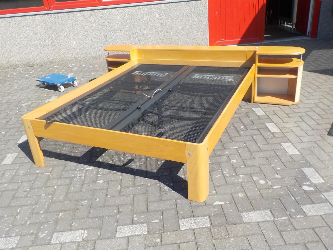 In vrijwel nieuw staat AUPING LEDIKANT + 2 verstelbare spiralen + 2 matrass