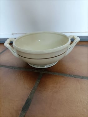 Vintage schaal met oren. Crème kleurig en zilveren belijning.