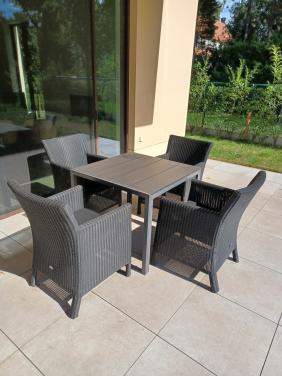 Tuinset, tafel met 4 zeteltjes.