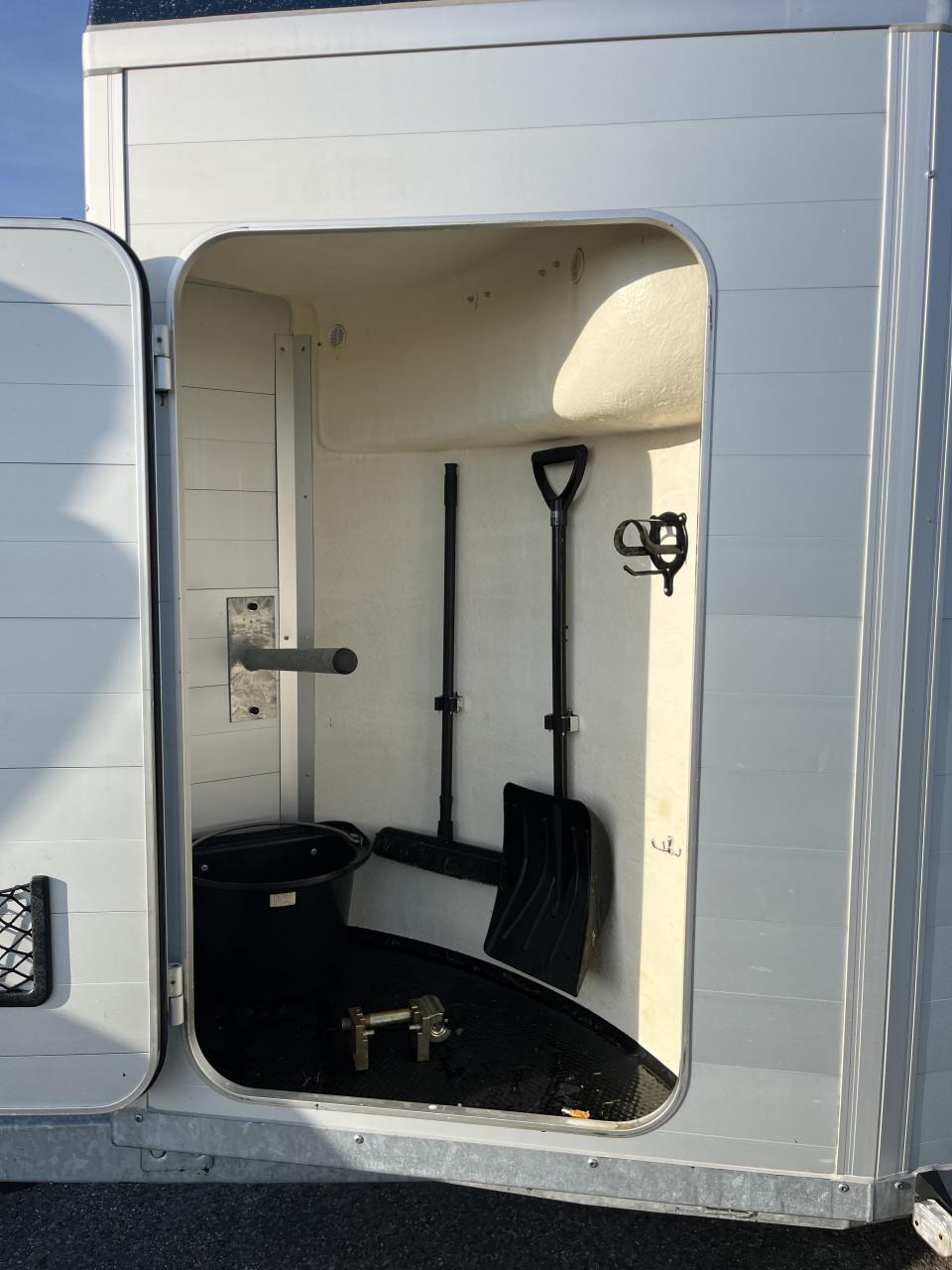 Als nieuwe volledig aluminium 1,5 paards Humbaur met zadelkamer