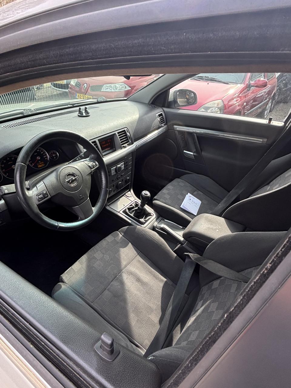 Opel Vectra met een jaar apk