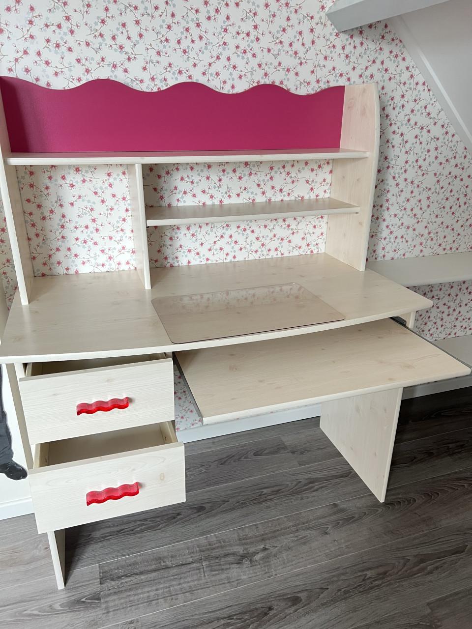Kinder Bureau + stoel + kast