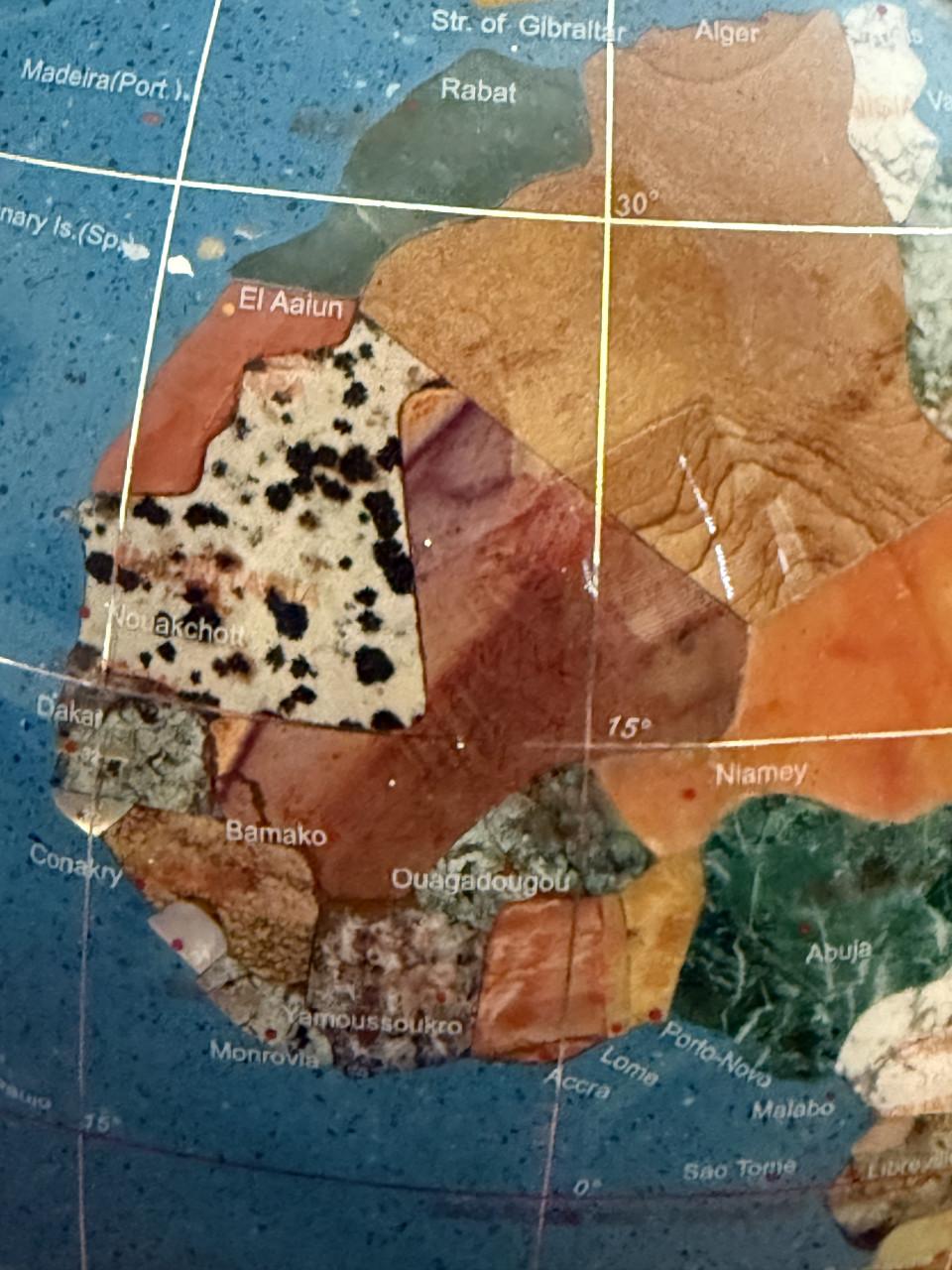 Wereldbol ingelegd met edelstenen op standaard van turkoois