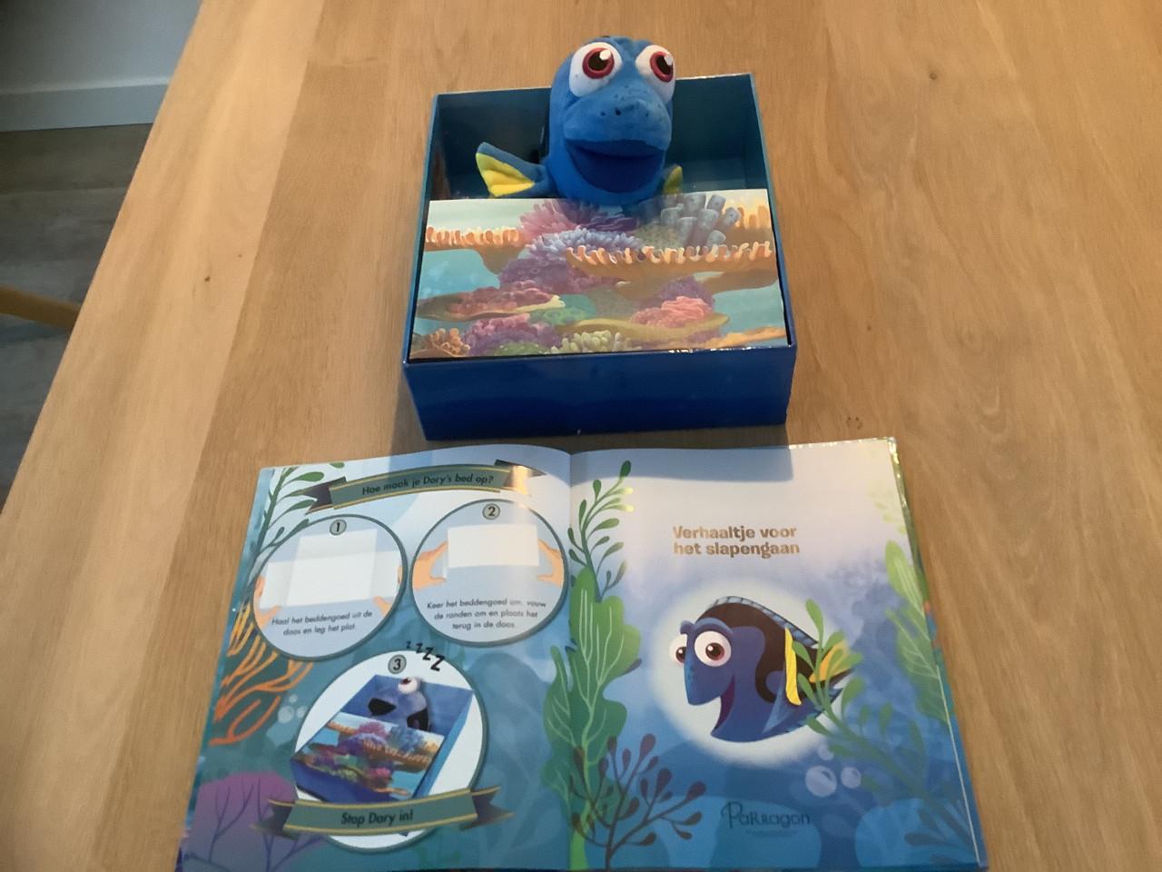 Nieuwe grote Disney Knuffel Finding Dory + Boek, in geschenkdoos
