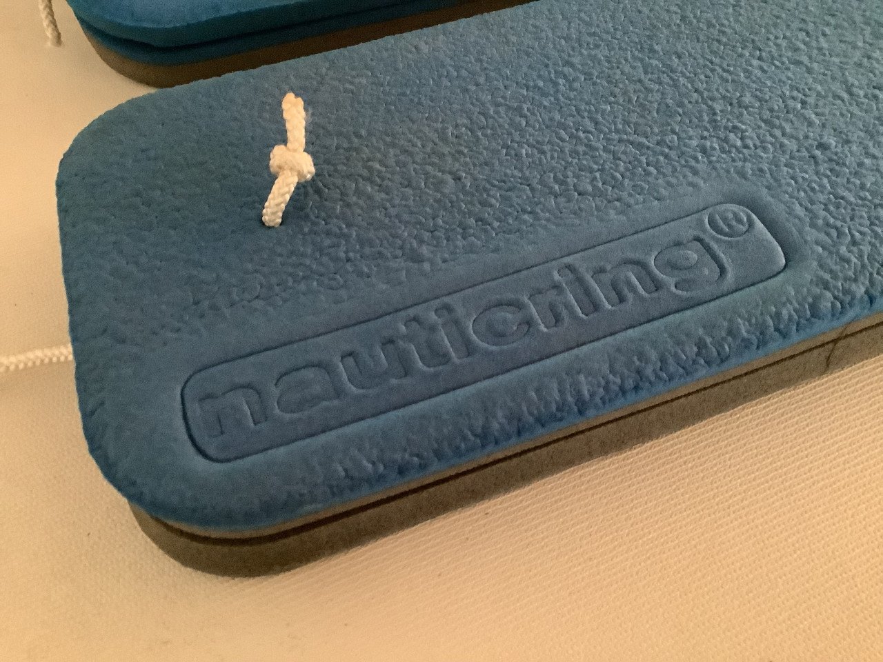 Rugleuning voor op de zeilboot