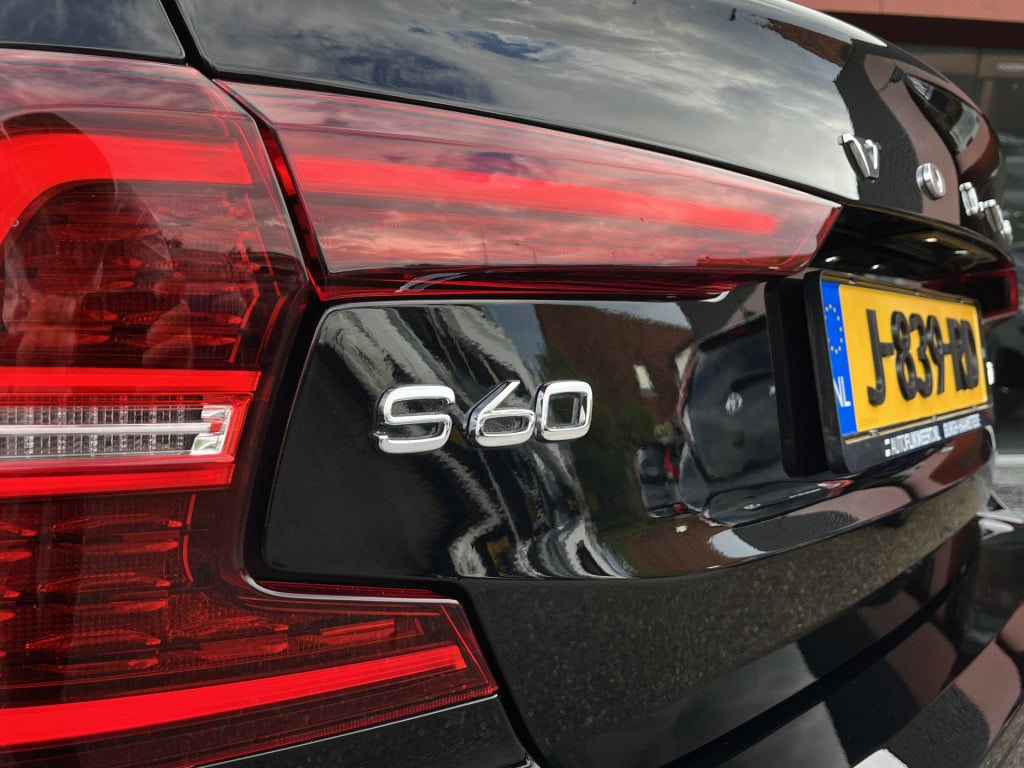 Volvo S60 2.0 t5 r-design | pano | pilot assist | head-up | carplay | stuur
