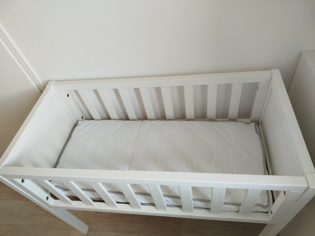 Babybedje, wit, in goede staat