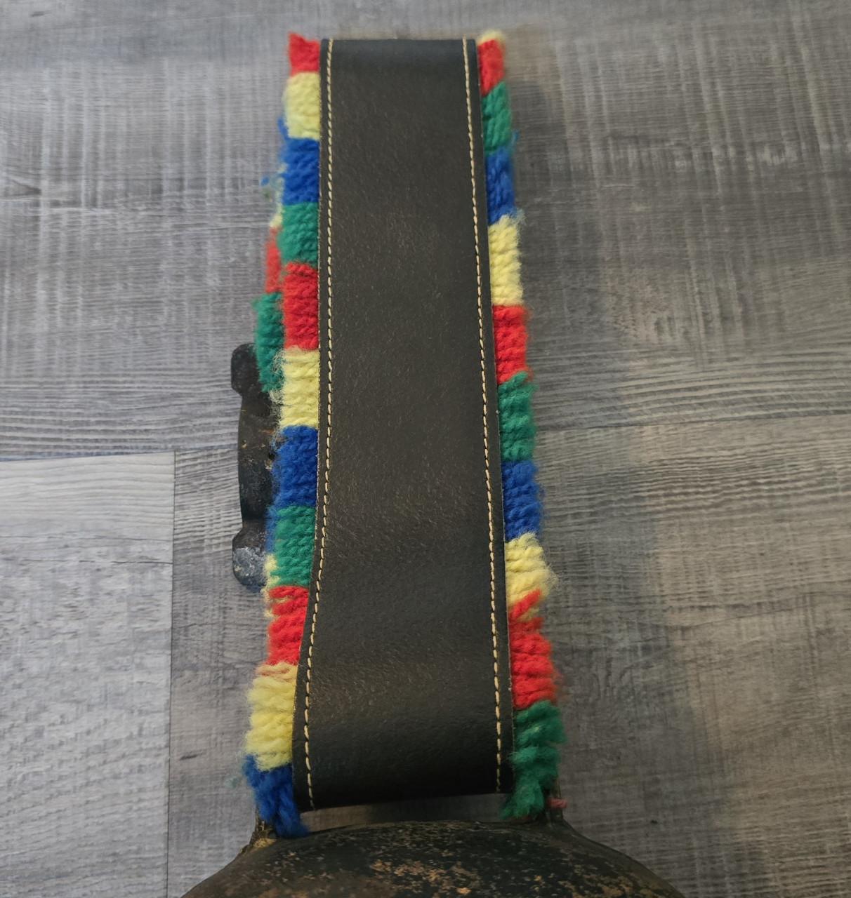 Zwitserse koeienbel met kleurrijke franjes, leren riem