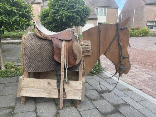 Houten speelpaard met echt zadel en hoofdstel – uniek!