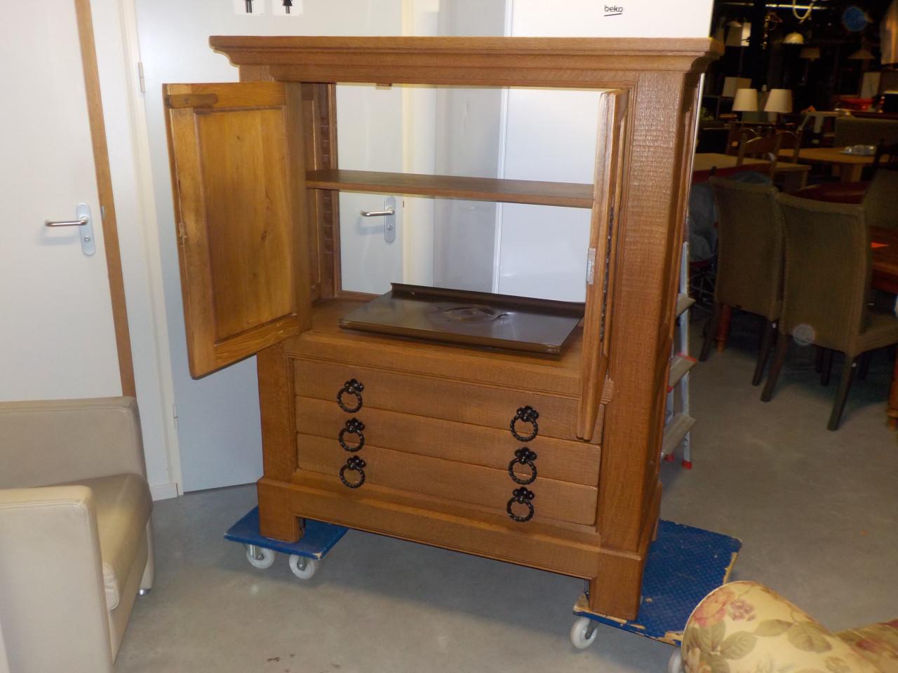 Geheel massieve kast ook te gebruiken als t.v. meubel in zeer goede staat