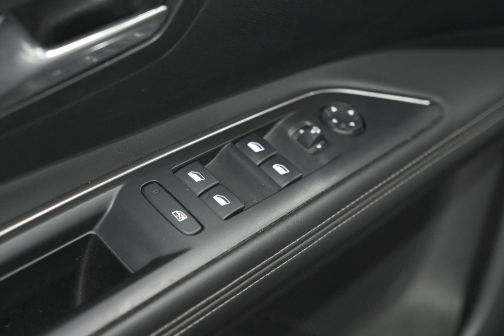 Peugeot 3008 puretech 130 eat6 allure | camera | navigatie | apple carplay 