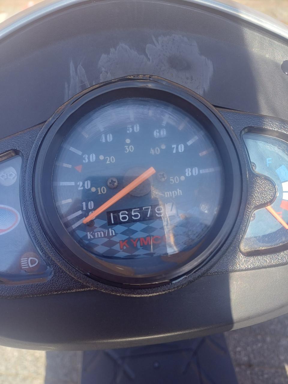 Grijze kymco scooter te koop
