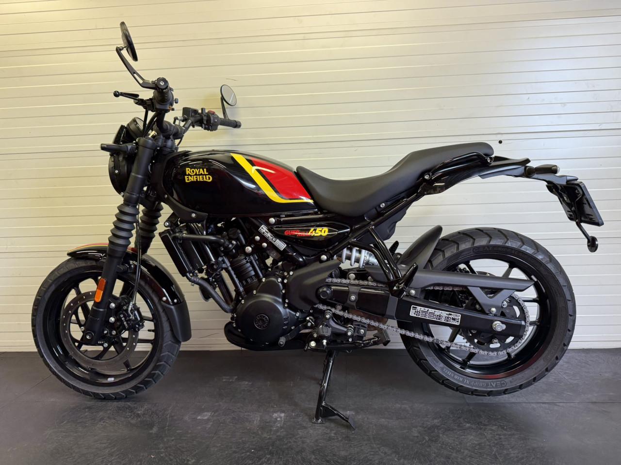 Jonge en gave Royal Enfield Guerrilla 450!