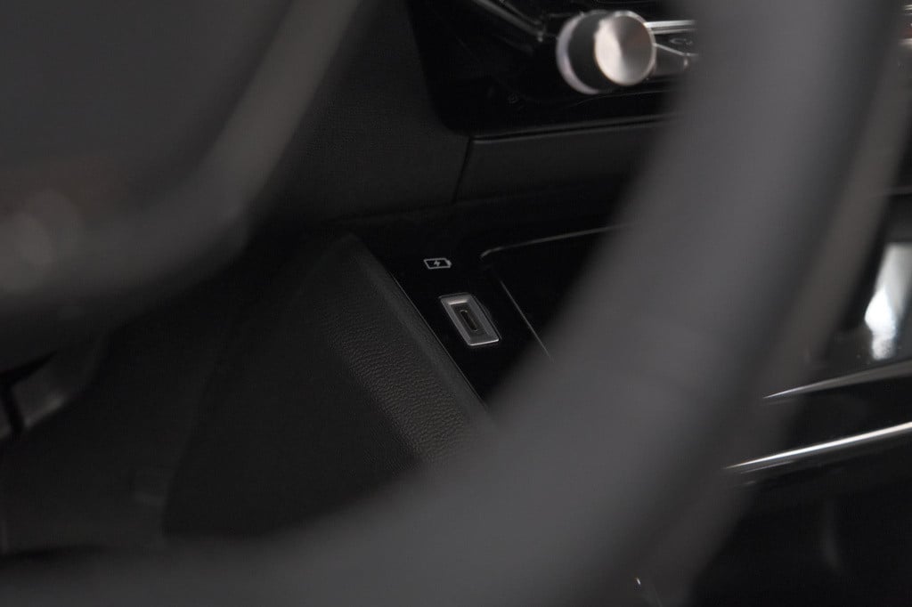 Peugeot 208 puretech 100 eat8 allure pack | camera | navigatie | apple carp
